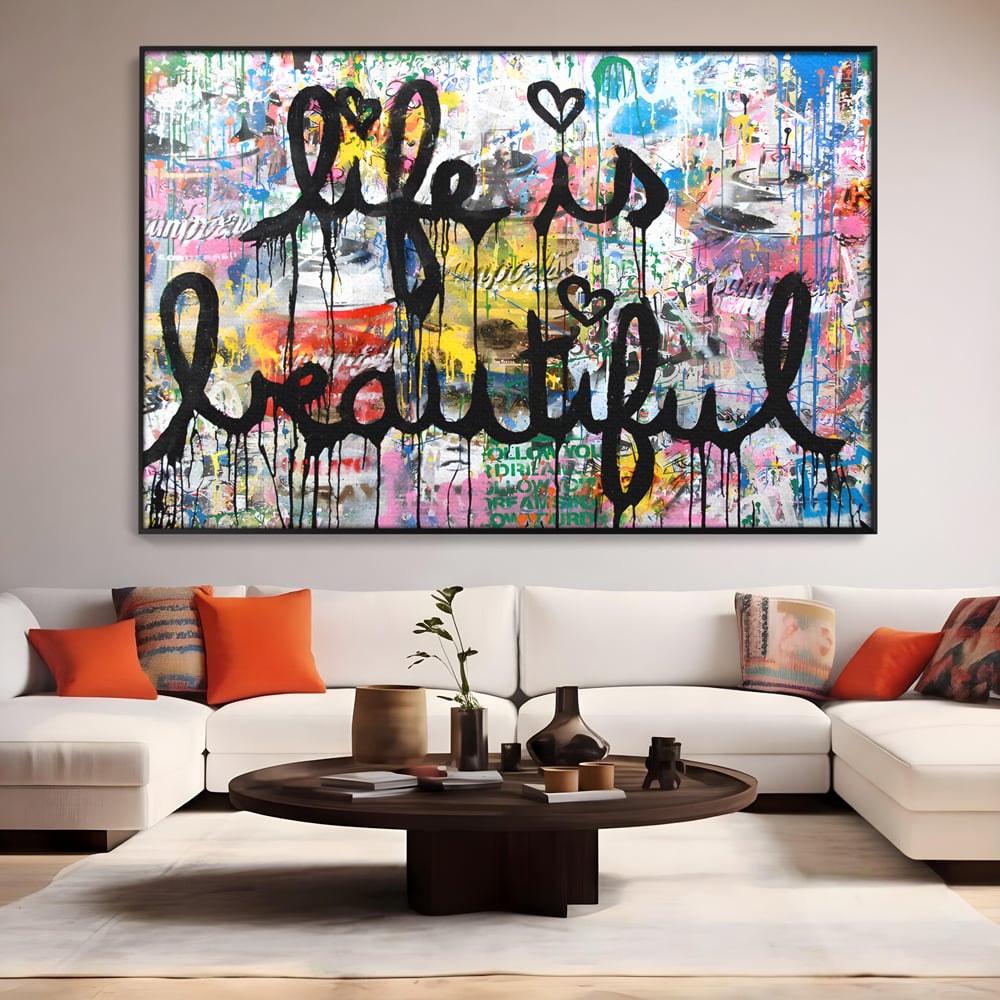 Tablou canvas cu tablou canvas cu graffiti motivational, in rama de aluminiu negru, pe perete intr-un living